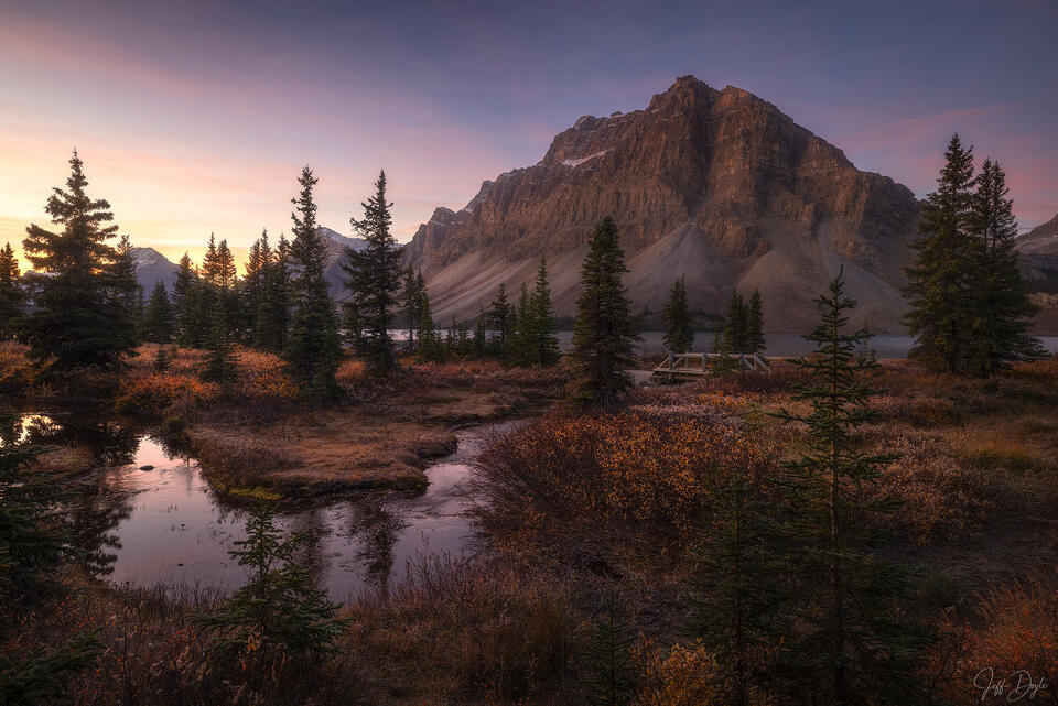 Bow Lake – Sunrise over craggy mountain peaks and autumn foliage in Banff National Park