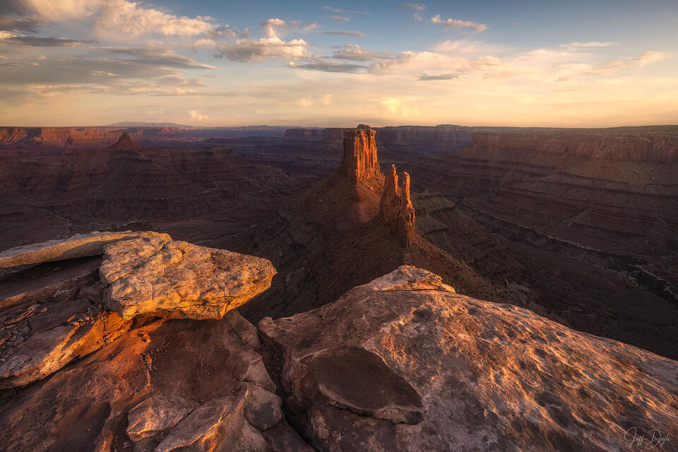 Golden Hour Light on Junction Butte in Canyonlands National Park – Desert Cliffs and Sunset