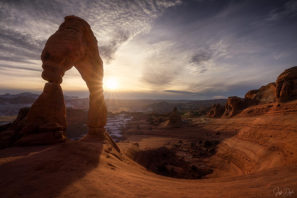 Delicate Arch – Sandstone Silhouette Illuminated by Desert Sunset in Arches National Park