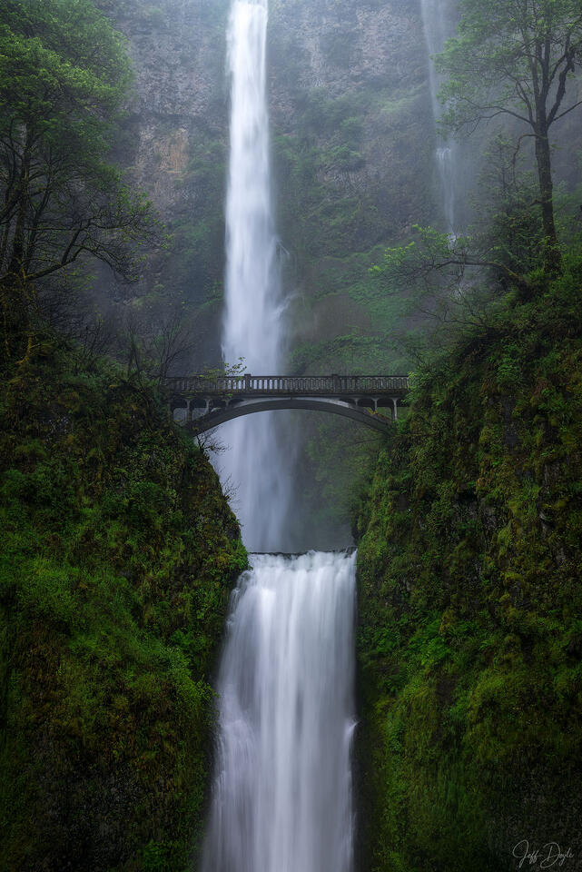 Multnomah Falls in Spring – Twin Cascade Framed by Mossy Bridge and Lush Green Cliffs